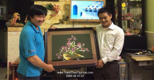 Khách hàng anh Thi nhận tranh thêu tay hoa lan