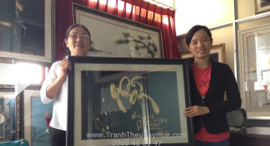 tranh-theu-tay-hue-chup-hinh-ki-niem-cung-chi-hanh