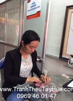 Tranh thêu tay Huế chuẩn bị tranh đi gửi Quảng Ngãi