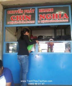 Tranh thêu tay Huế gửi tranh đi Quảng Ngãi tại quầy giao nhận xe Chín Nghĩa - BX Miền Đông