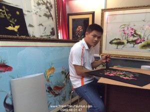 Tranh thêu tay Huế chuẩn bị tranh đi gửi Quảng Ngãi