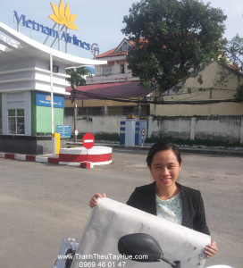 Tranh thêu tay Huế nhận hàng sáng sớm tại sân bay