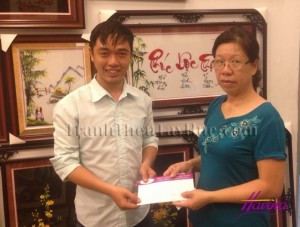 Cô Mai đến tham quan và ký hợp đồng tai showroomn