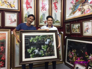 khach-hang-tranh-theu-1