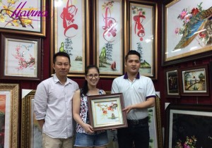tranh thêu cành đào hồ gươm