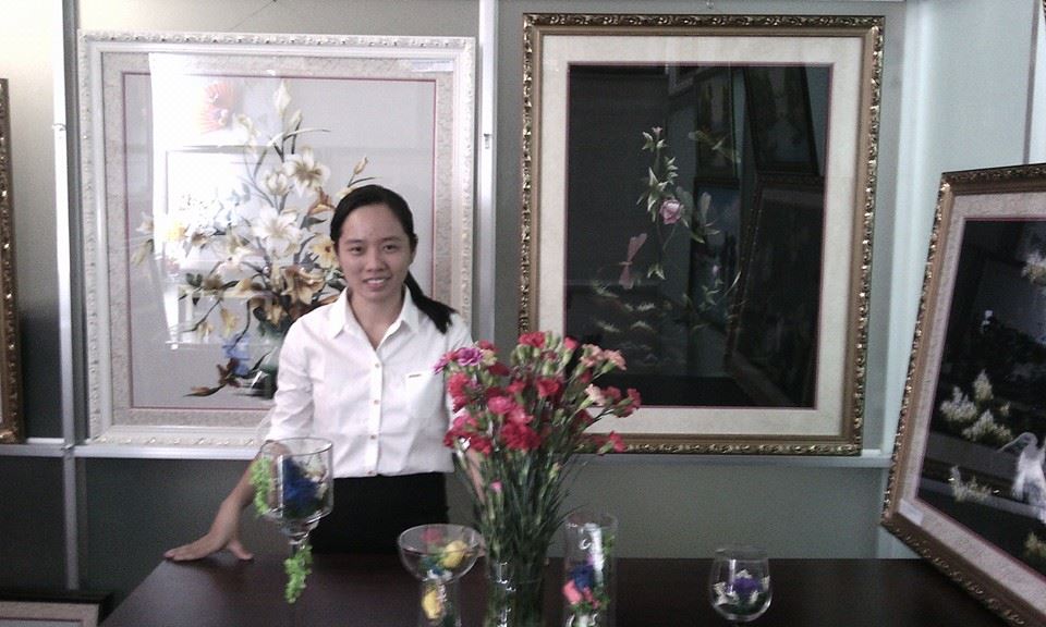 Ms Như Ý - Chủ sáng lập www.TranhTheuTayHue.com tại Showroom