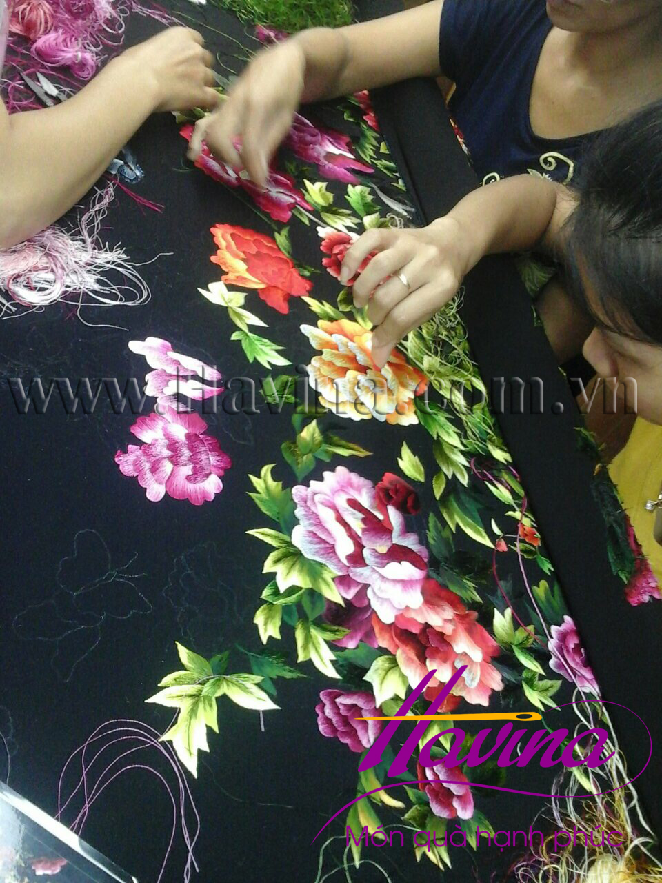 Nghệ nhân tranh thêu tay Huế đang hoàn thành tác phẩm tranh thêu hoa mẫu đơn